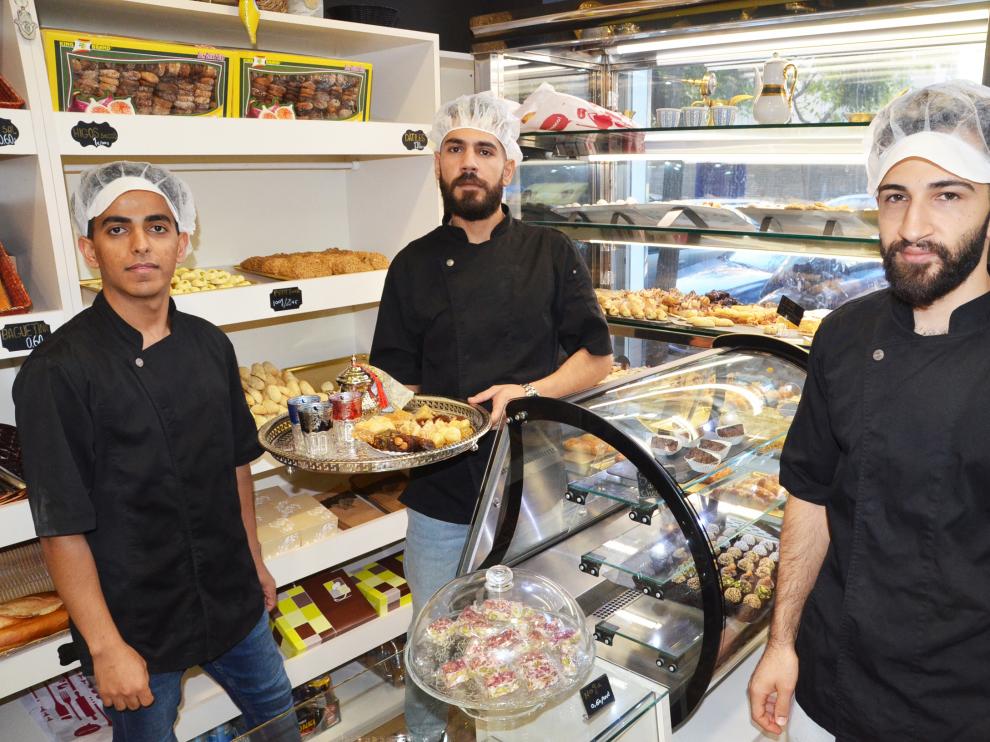 De izquierda a derecha, Musaab, Hussam y Albeshr, en la pastelería.