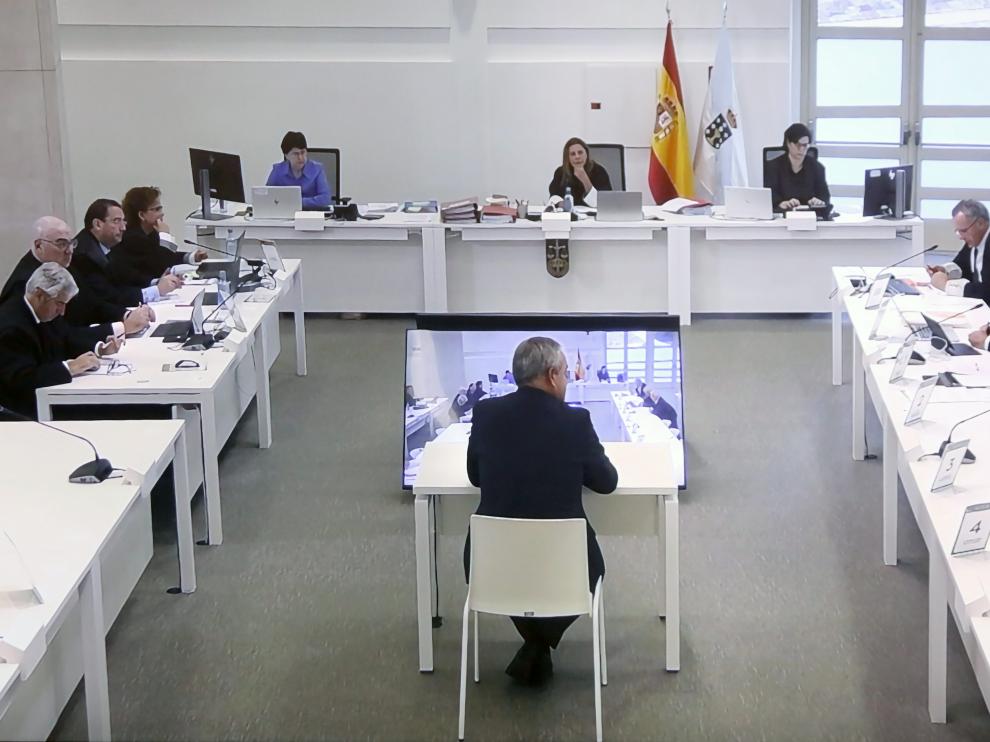 Vista de las pantallas que siguen del juicio el caso Alvia en Santiago de Compostela