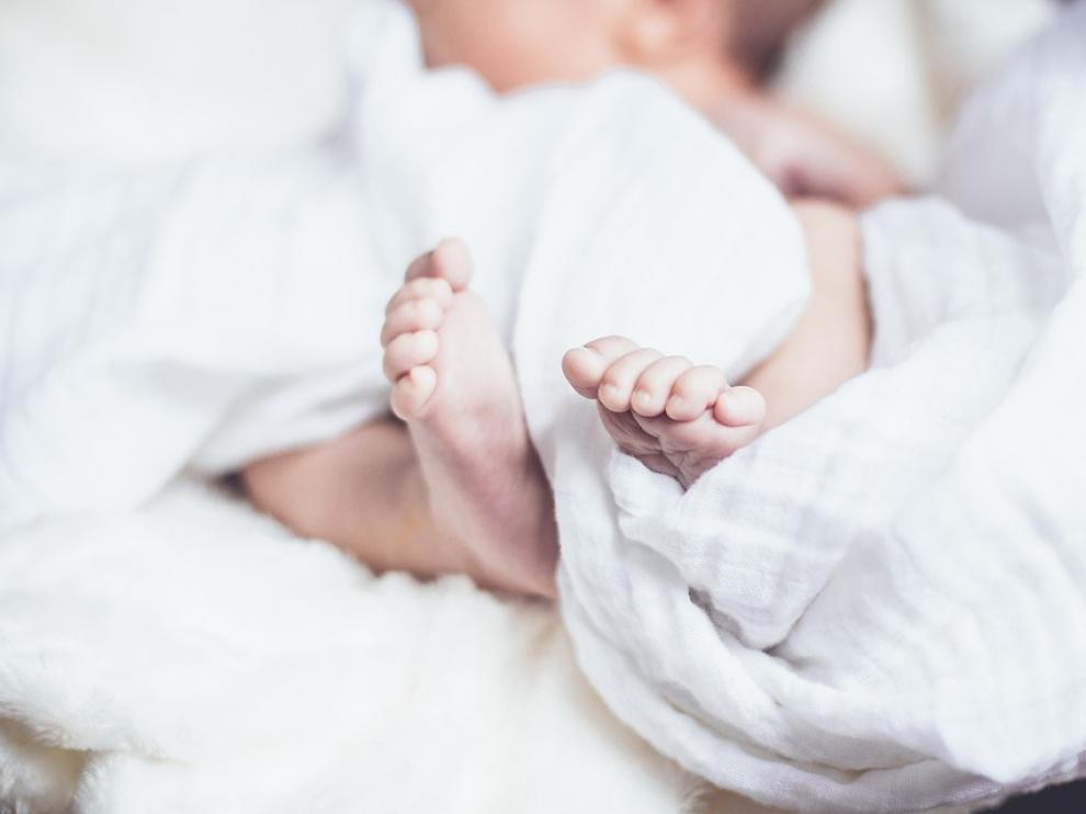 Foto de archivo de un bebé en una cama