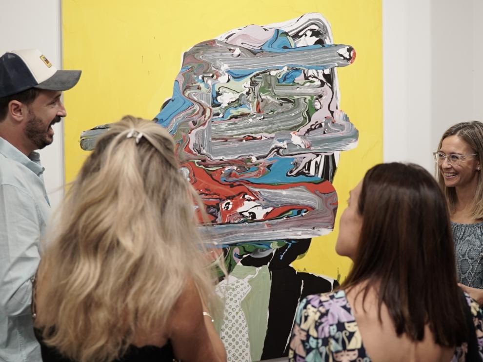 El pintor y el público contemplan su personal pintura.
