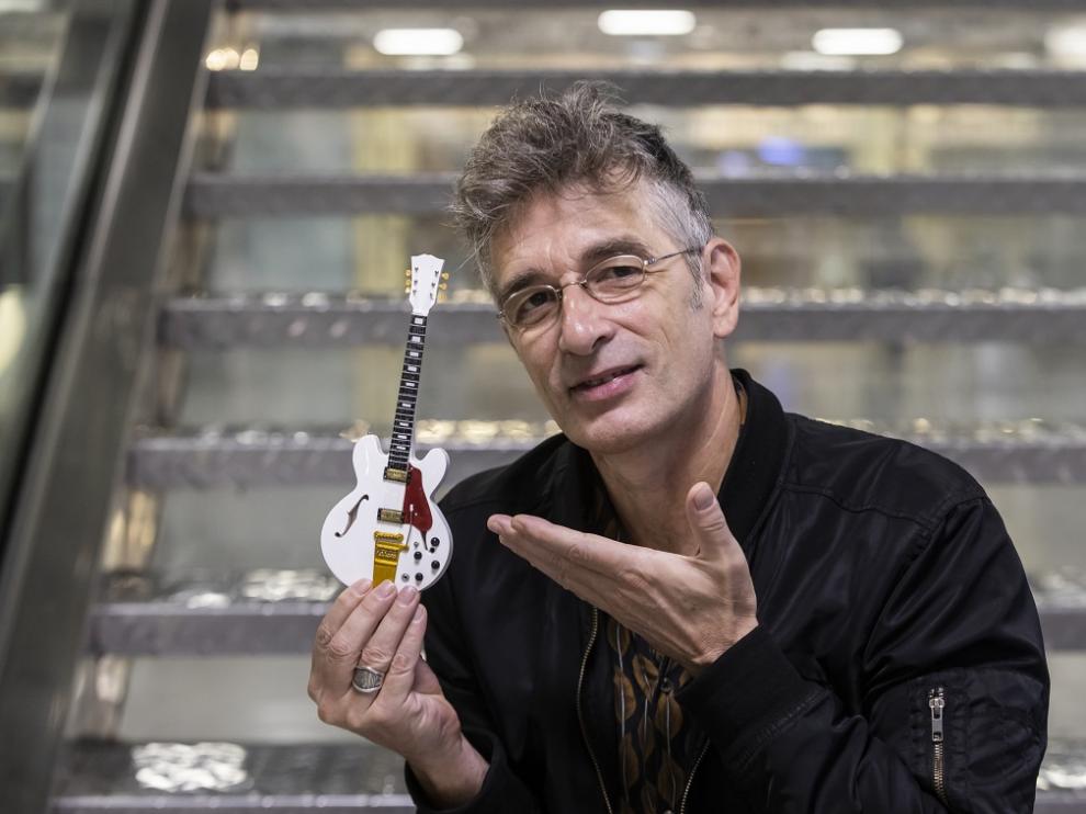 Jean Pierre Bailly, con una guitarra liliputiense del expositor de Discos Linacero, en el Caracol.