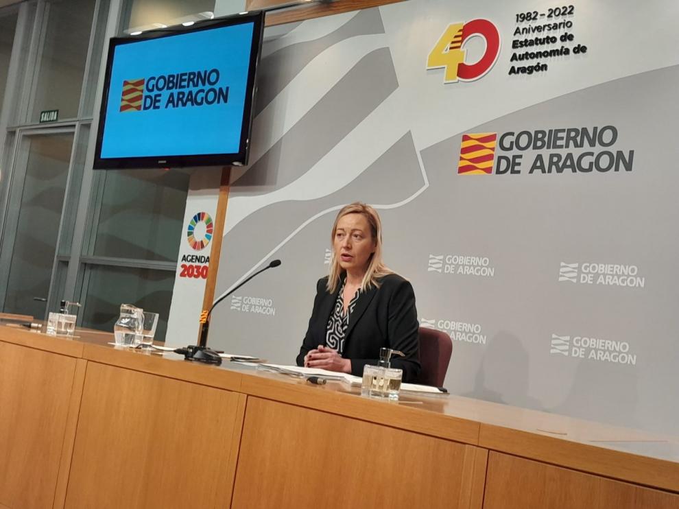 La consejera de Economía Marta Gastón en la valoración de datos del paro hoy en el edificio Pignatelli de Zaragoza.