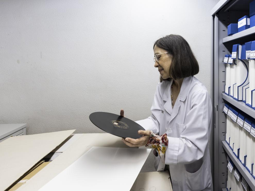 Rosario Fraile, directora de la Biblioteca de Aragón, con un disco para gramófono de la casa Pathé.