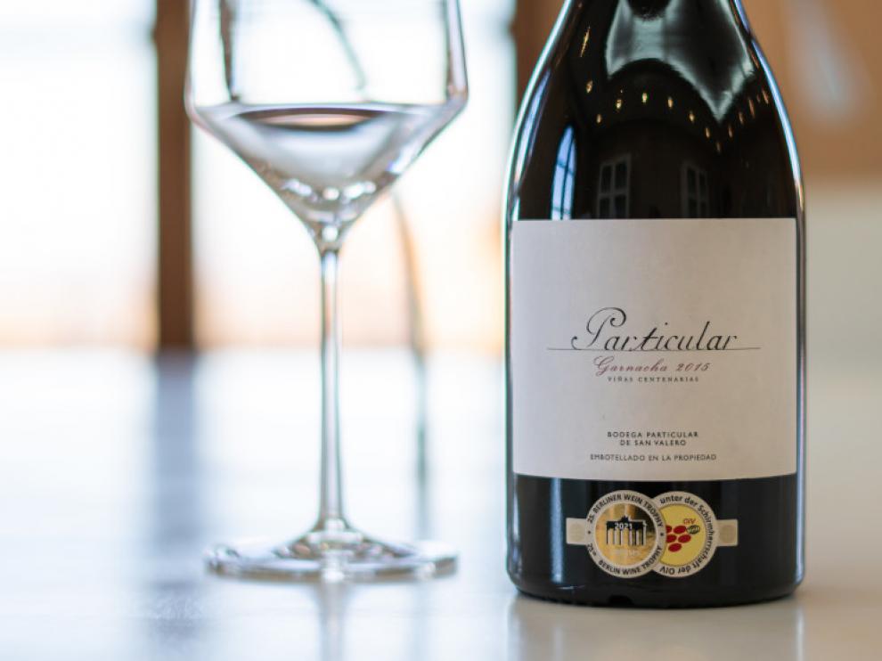 Particular Garnacha Viñas Centenarias 2015 es un vino de autor que homenajea las antiguas tradiciones de los viticultores de la bodega.
