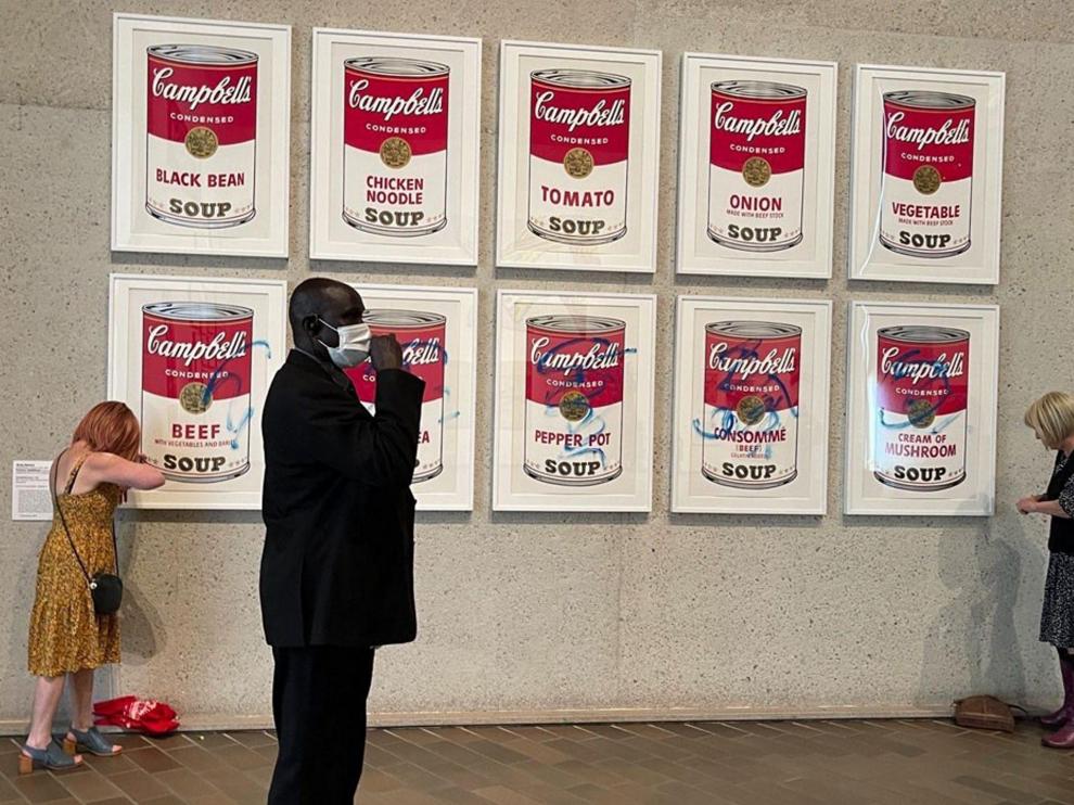 Activistas se adhieren con pegamento a obra de arte de Warhol en Australia
