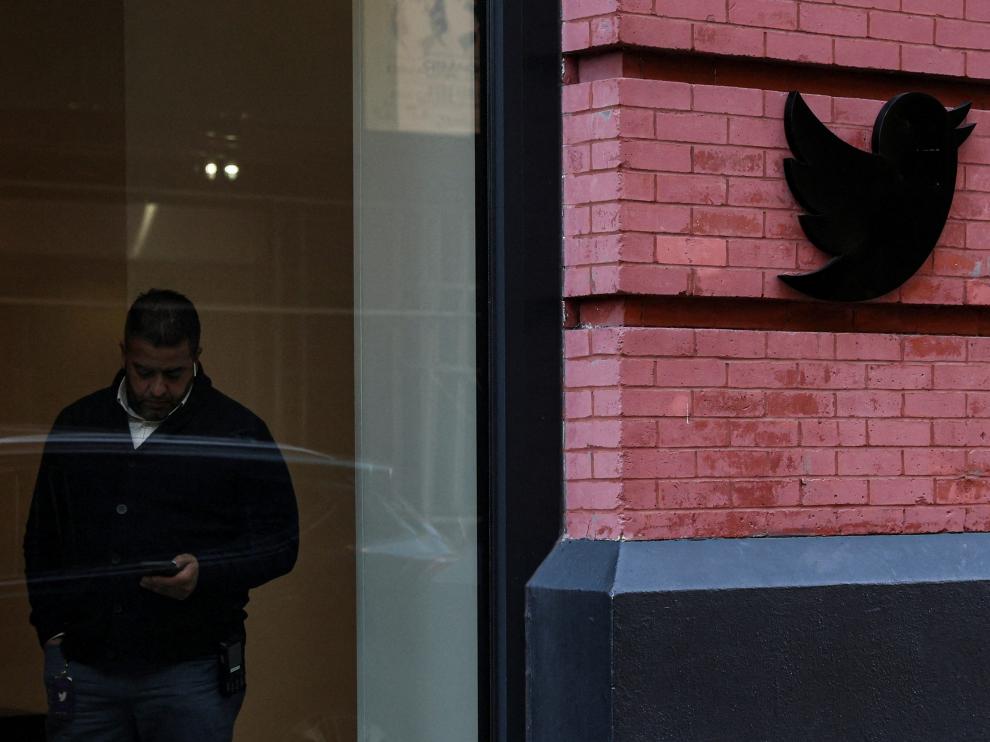 Un empleado de Twitter saliendo de las oficinas en Nueva York.