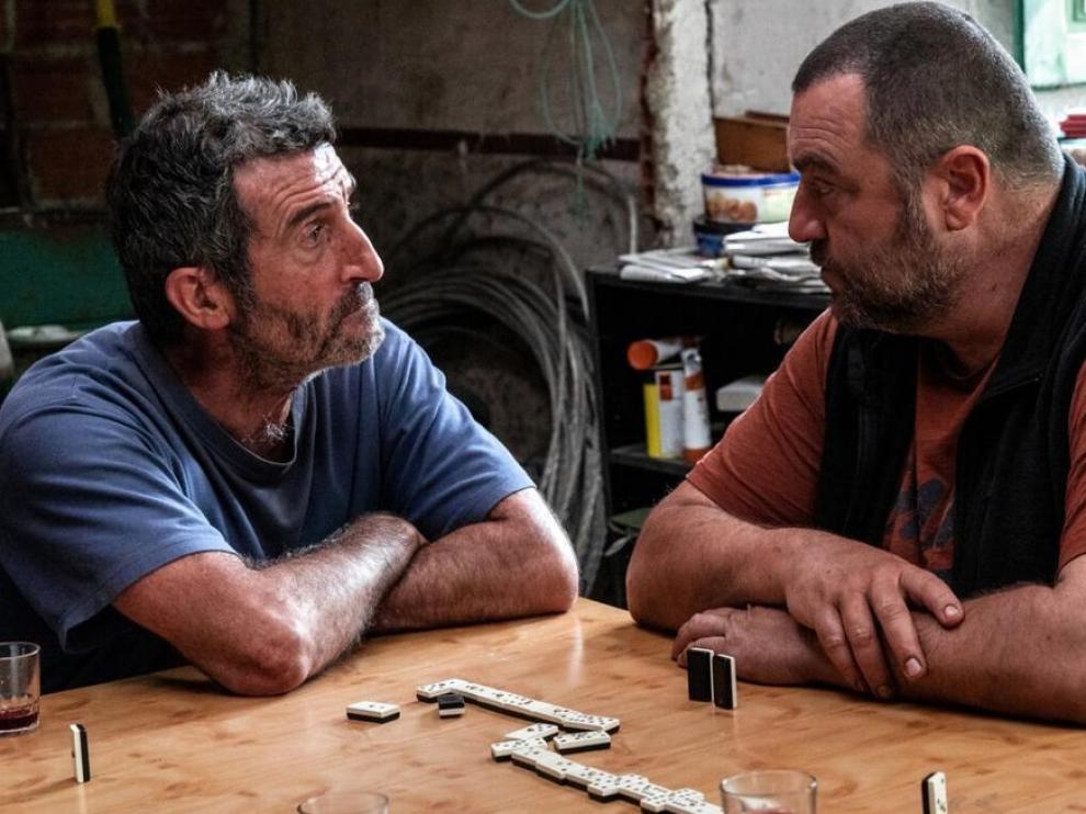 El actor gallego Luis Zahera (izquierda) en un momento de la película.