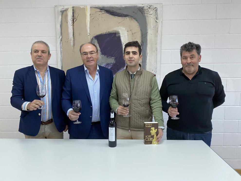 Francisco Berroy, presidente de la D.O., José Luis Romeo, padre e hijo, responsables de la bodega, y el viticultor Miguel Ángel Almanzor.