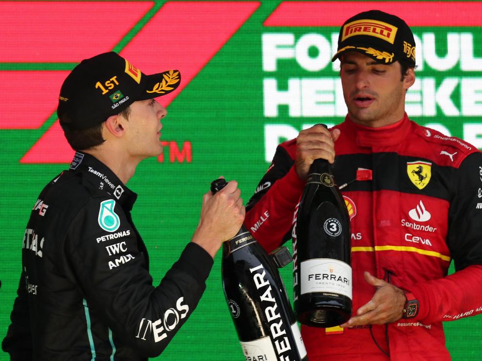 Russell, en el podio junto al español Carlos Sainz