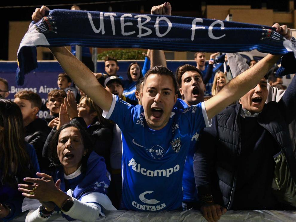 La afición del Utebo apoyó a los suyos hasta el final en el partido frente al Mérida.
