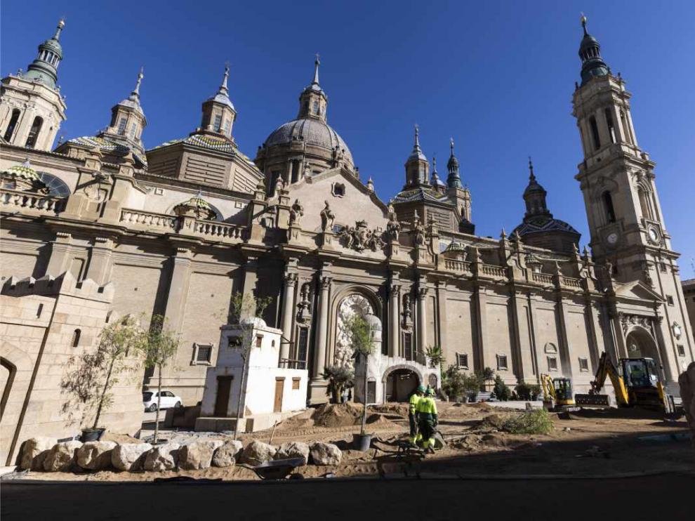 Montaje del Belén en la plaza del Pilar de Zaragoza.