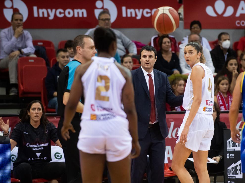 Carlos Cantero, entre Tate y Mariona durante un partido.