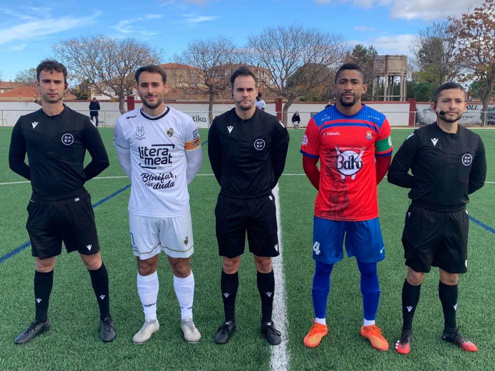 Los capitanes del Cariñena y del Binéfar posan junto al equipo arbitral antes del partido.