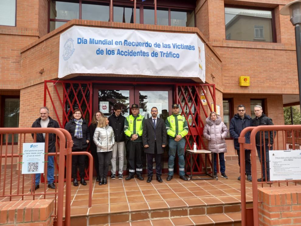 Concentración a las puertas de la Jefatura Provincial de Tráfico de Teruel.