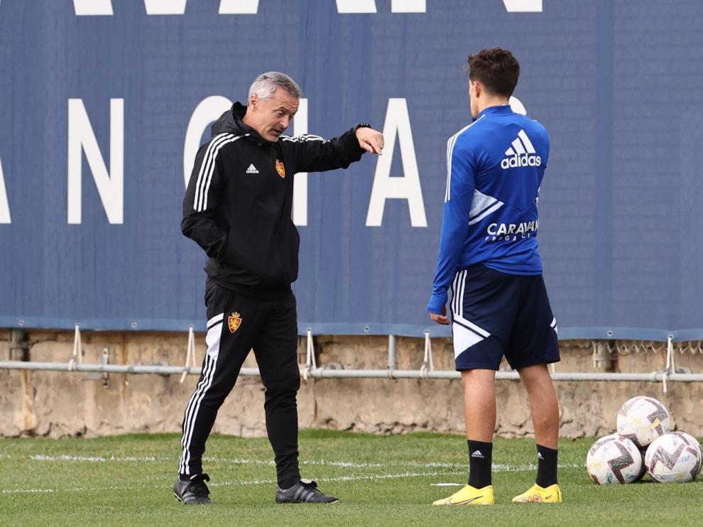 Fran Escribá da explicaciones a Giuliano Simeone durante la charla a solas que han tenido ambos durante el entrenamiento de este martes.