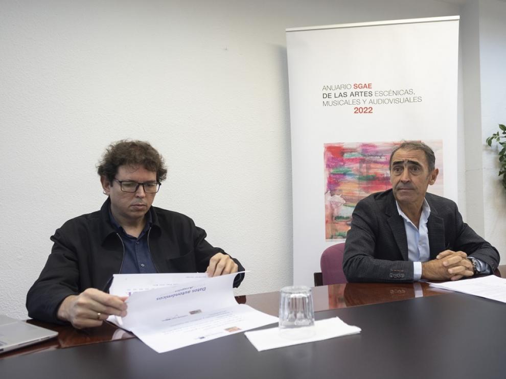 Rubén Gutiérrez (izquierda), director de la Fundación SGAE, junto con el responsable de SGAE en Aragón, Joseba Palacios.