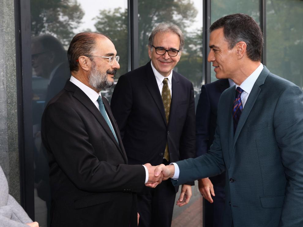 Fotos de la visita de Pedro Sánchez al Amazon Web Services de Aragón junto a Lambán.