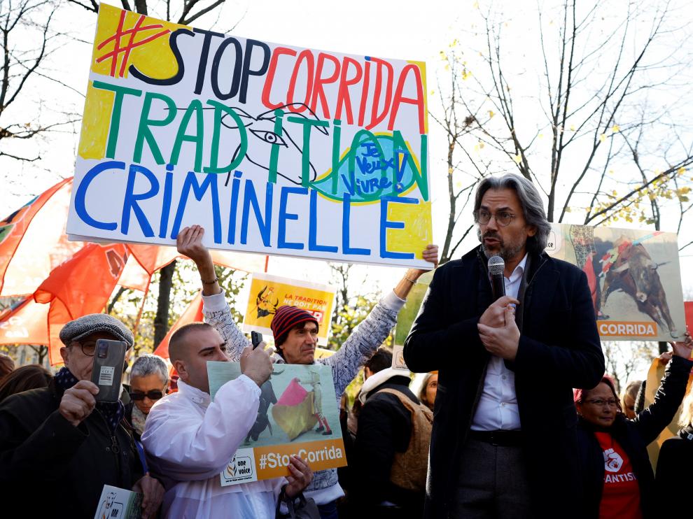 El político Aymeric Caron en una manifestación en contra de las corridas de toros