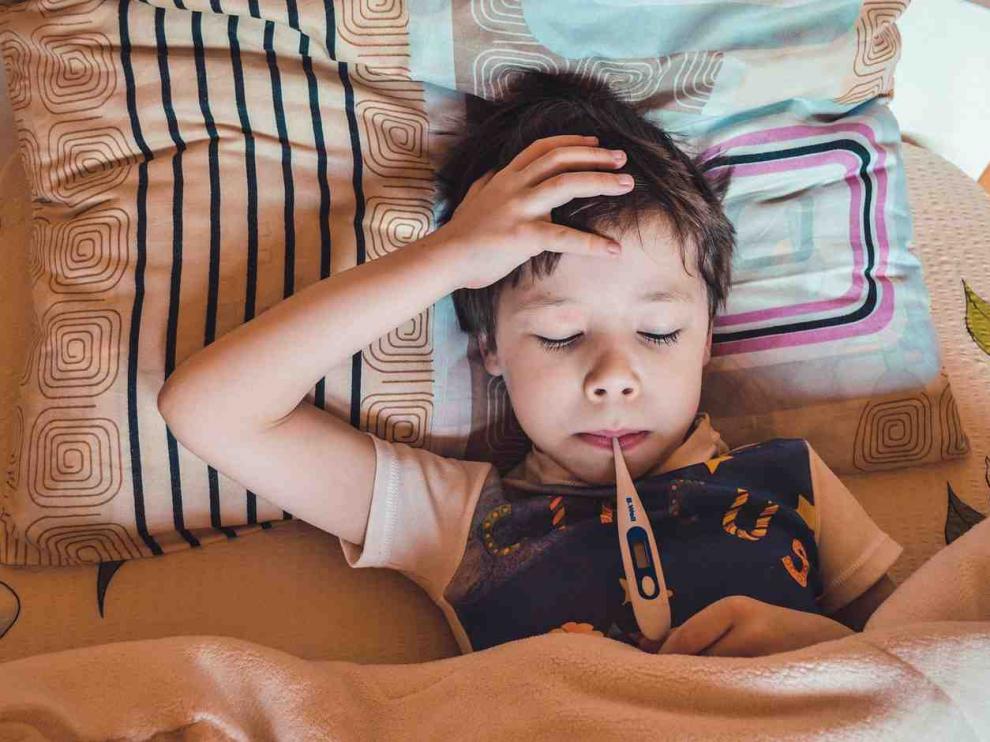 Niño enfermo en la cama.