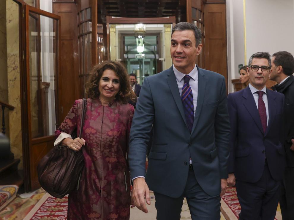 Pedro Sánchez (c), junto a la ministra de Hacienda, María Jesús Montero (i), y el ministro de la Presidencia, Félix Bolaños (d), este jueves en el Congreso.