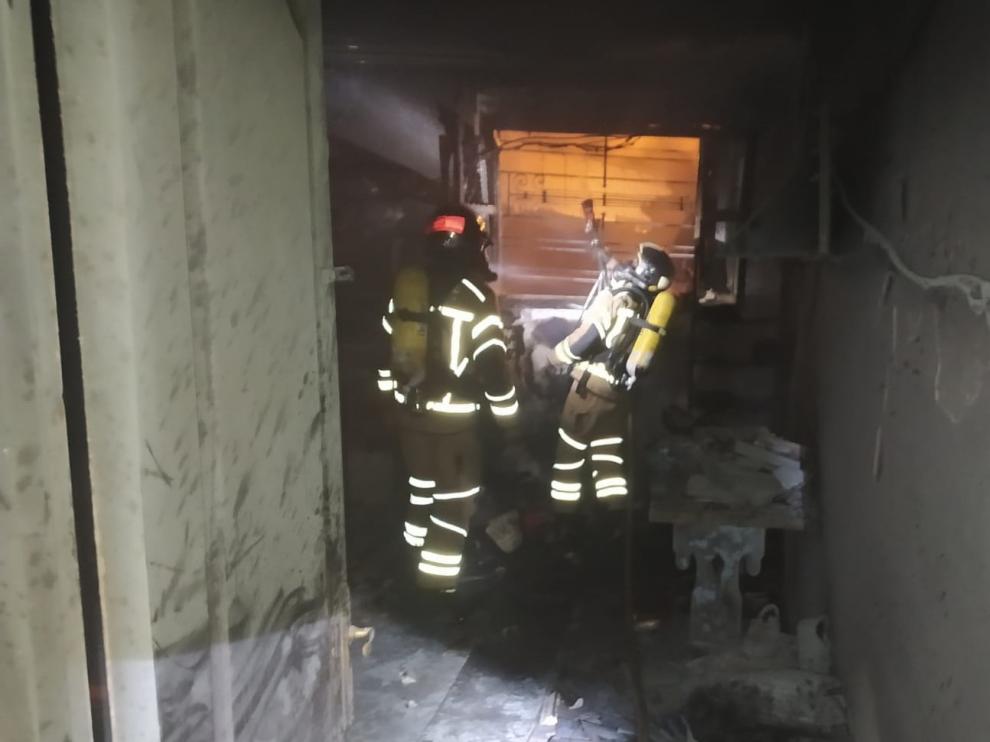Imagen de archivo de los trabajos de extinción de un incendio dentro de una vivienda.