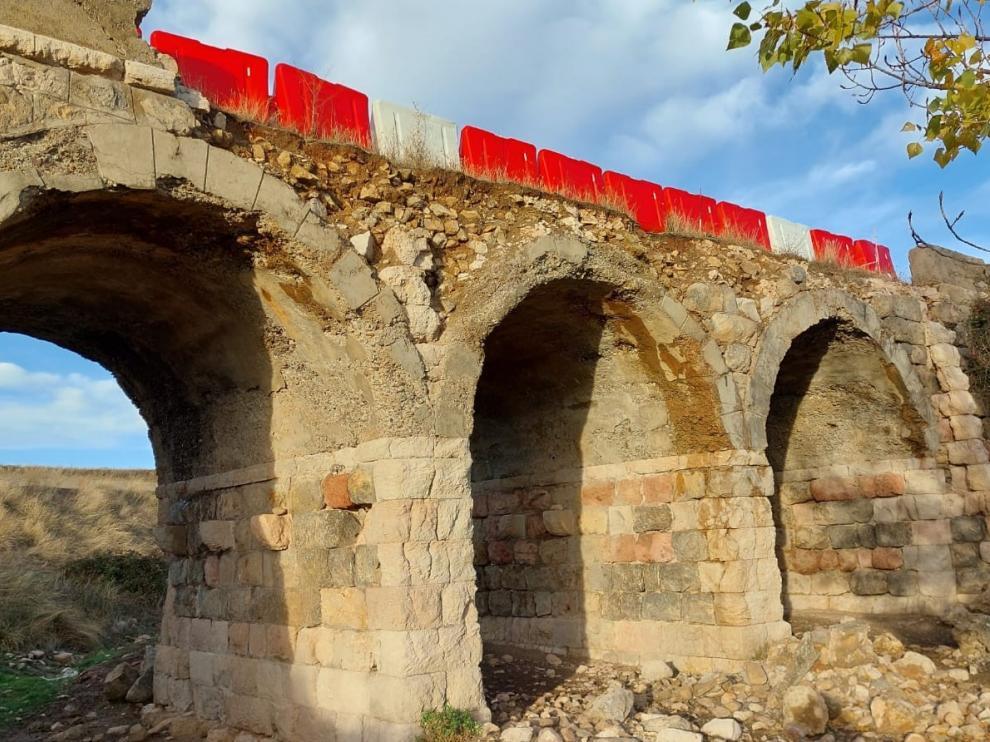 Estado del puente, con gran parte de sus materiales en el suelo.