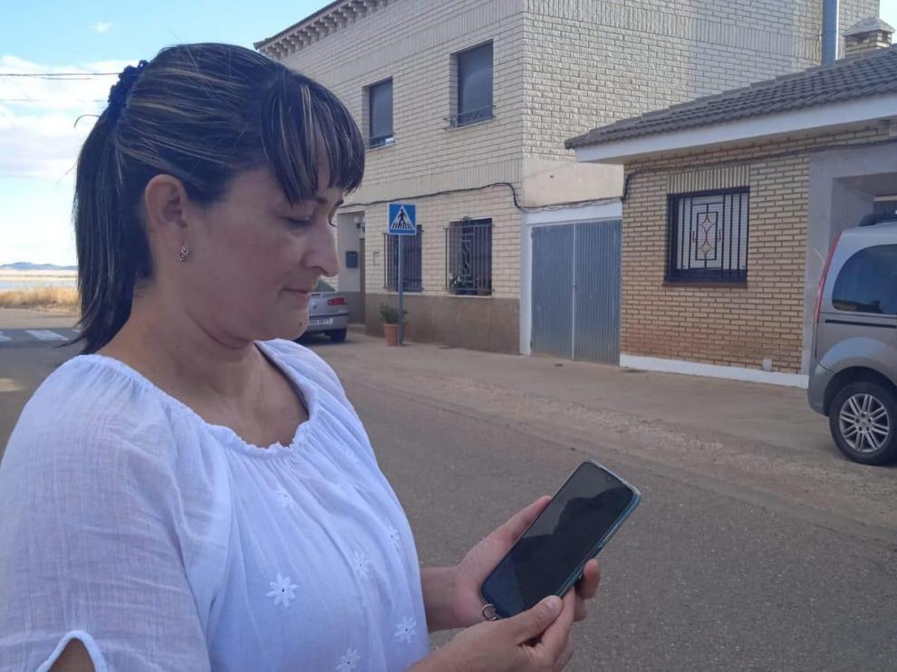 Andrea Gómez, la madre de la única niña de Gallocanta que va al instituto, argumenta que la falta de alternativas y razones familiares han motivado la marcha de la localidad