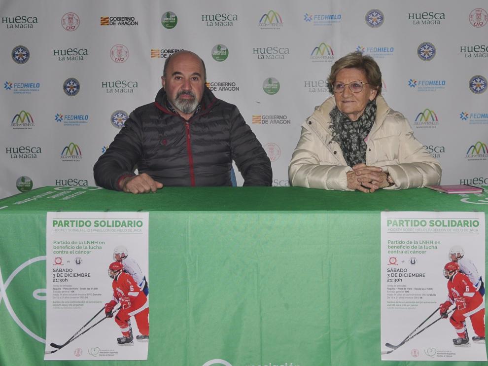 Antonio Betrán, presidente del Club Hielo Jaca; y Adela Sanvicente, presidenta local de la AECC, en el pabellón de hielo.