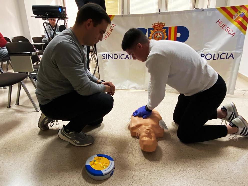 Dos alumnos del curso de primeros auxilios y DESA realizando prácticas.