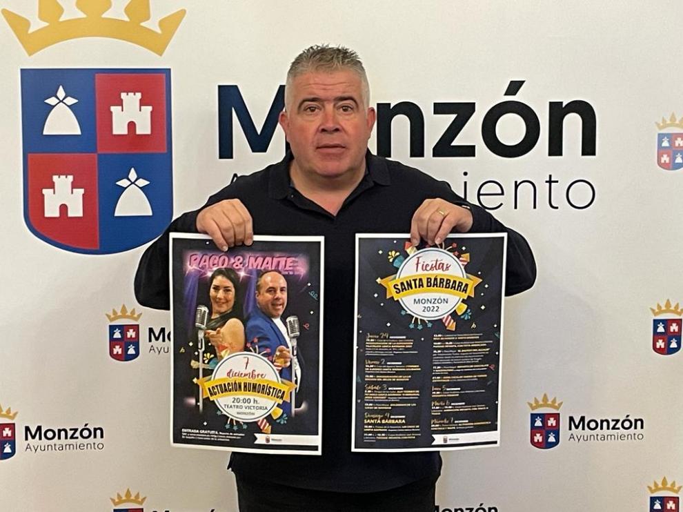Javier Vilarrubí con el cartel de las fiestas.