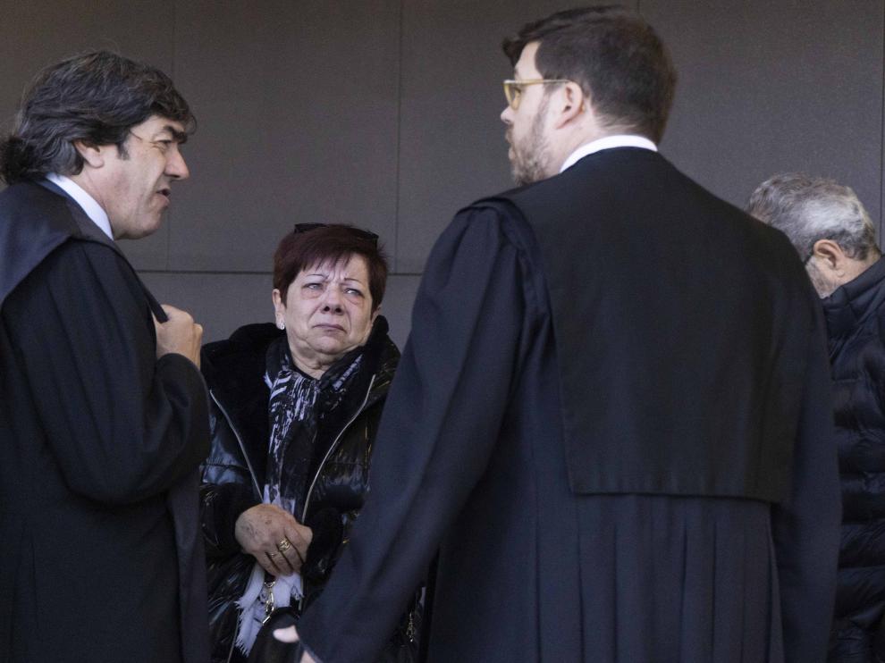 La madre de Cristian F. escucha a su abogado, José Luis Melguizo, a la izquierda, y al letrado del acusado, Francisco García Berenguer.