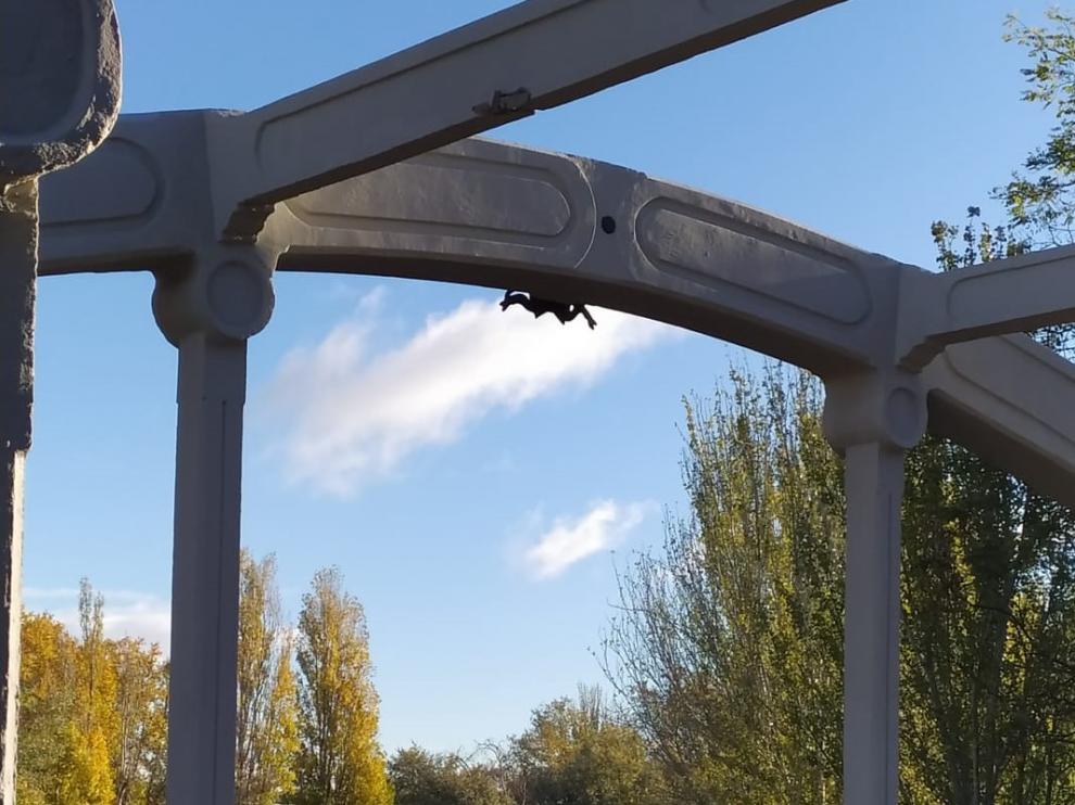 Desperfectos en el puente de Las Miguelas de Huesca.