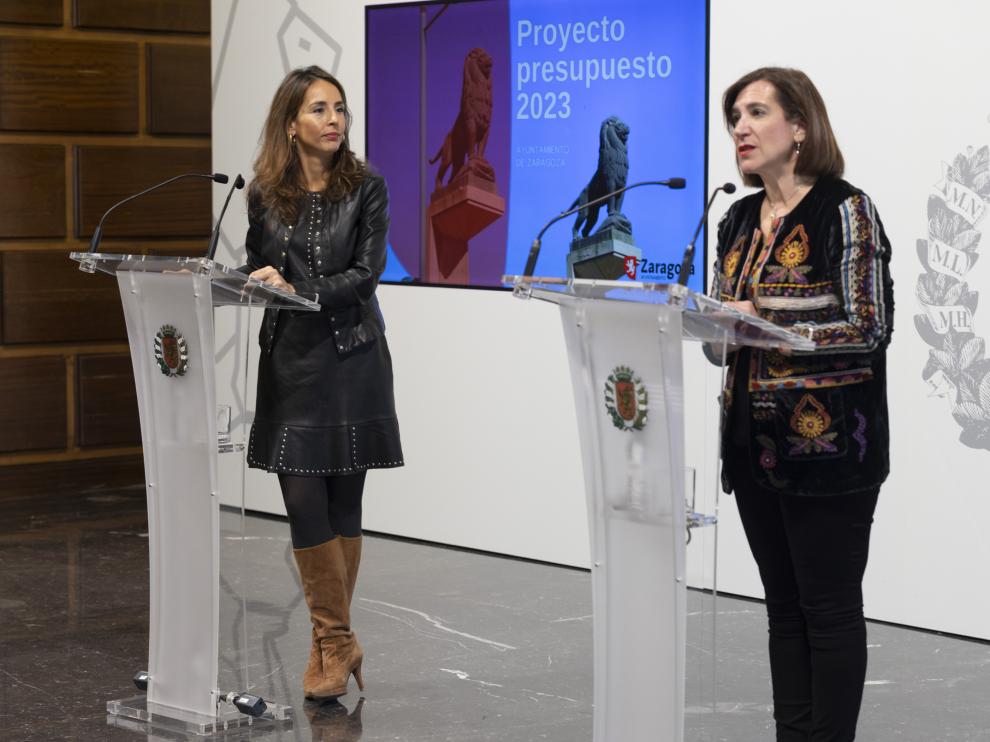 La concejala de Hacienda, María Navarro (izquierda) y la vicealcaldesa, Sara Fernández, este miércoles en la presentación del presupuesto de 2023