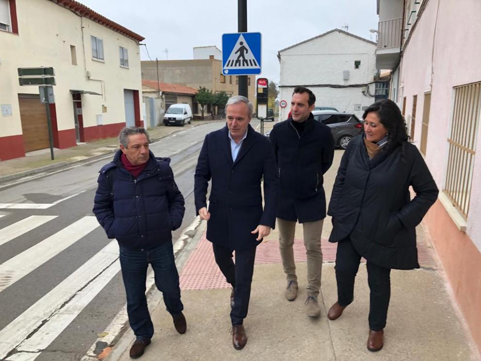 El alcalde Jorge Azcón ha vistado este miércoles la calle Campamento en el barrio de Juslibol.