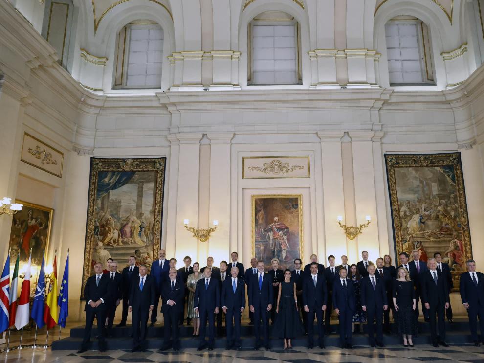 La Cumbre De La OTAN, La Foto Elegida Para El Decorado Del Mensaje Del Rey