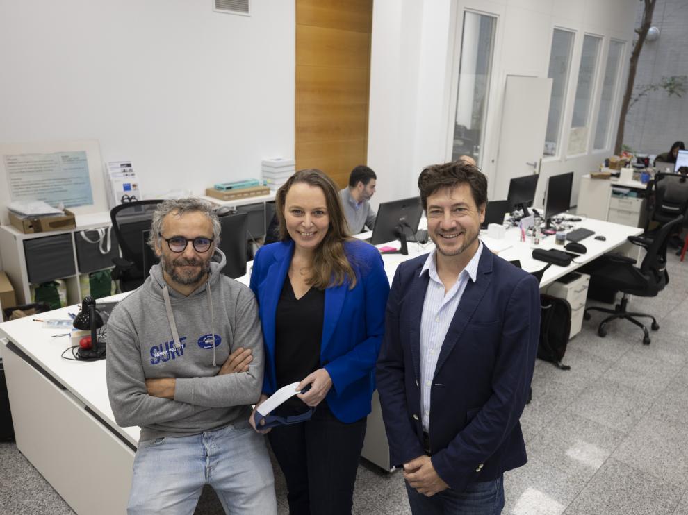 Equipo de Bitbrain –Luis Montesano, María López y Javier Mínguez–, con la nueva ‘Neuro band’.