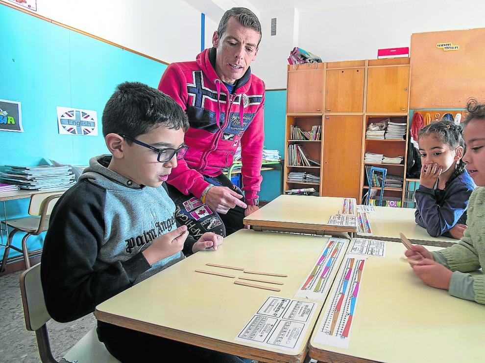 Sergio Villa con alumnos de 1º del colegio Torre Ramona con el juego de los palillos en la clase de Atención educativa.
