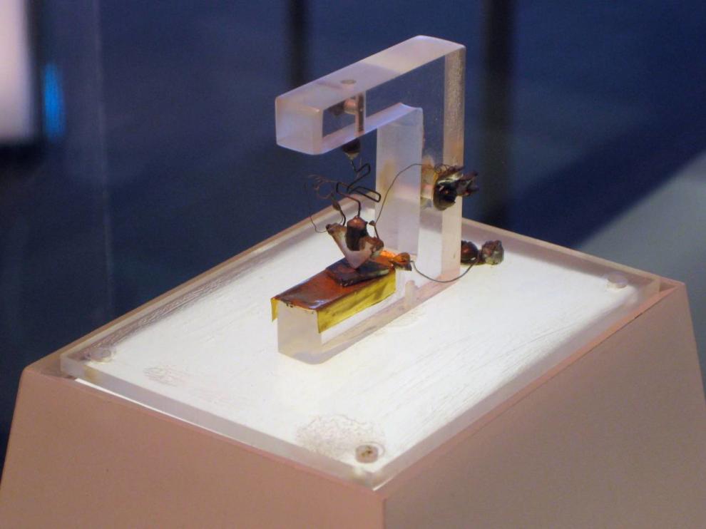 Primer transistor de la historia: Bell Labs (1947).