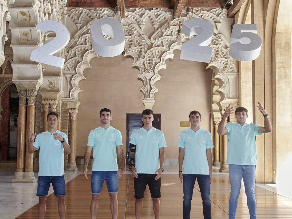 Los jóvenes futbolistas del Real Zaragoza renovados el pasado verano hasta 2025.