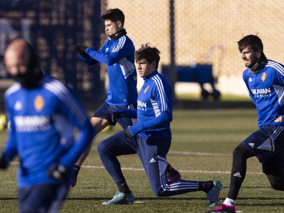 Azón, entre Eugeni y Grau, durante el entrenamiento matinal de este sábado antes de viajar a Gijón.
