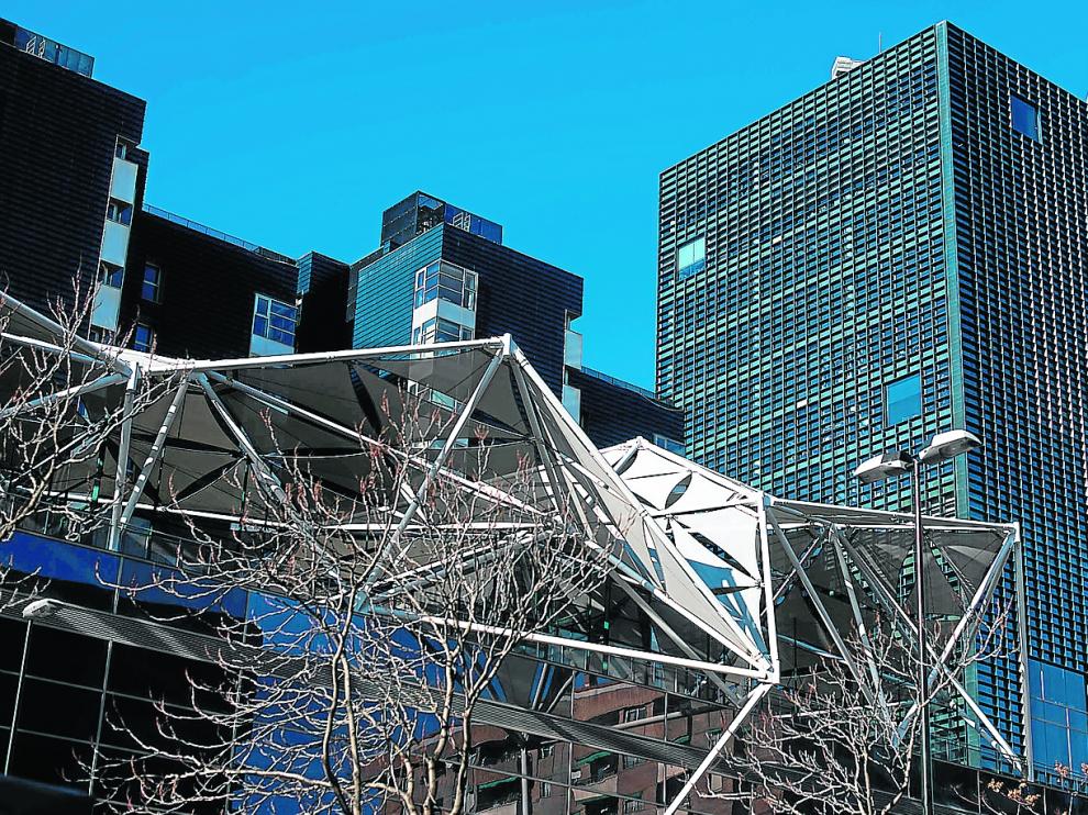 Fachada de Torre Aragonia, de 16 alturas, diseñada como el resto del complejo por Rafael Moneo.