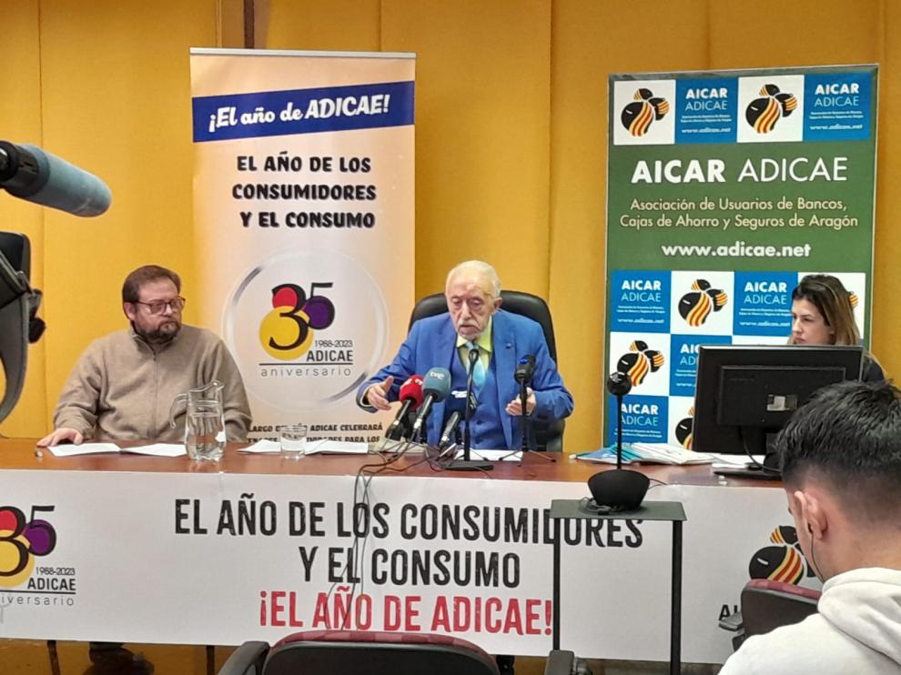 Manuel Pardos, presidente de la Asociación de Usuarios de Bancos, Cajas y Seguros de Aragón, en rueda de prensa.