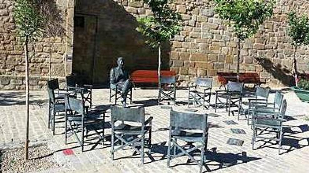 Las sillas, creadas por el escultor José Luis Fernández, son de bronce y llevan el nombre de algunos actores.