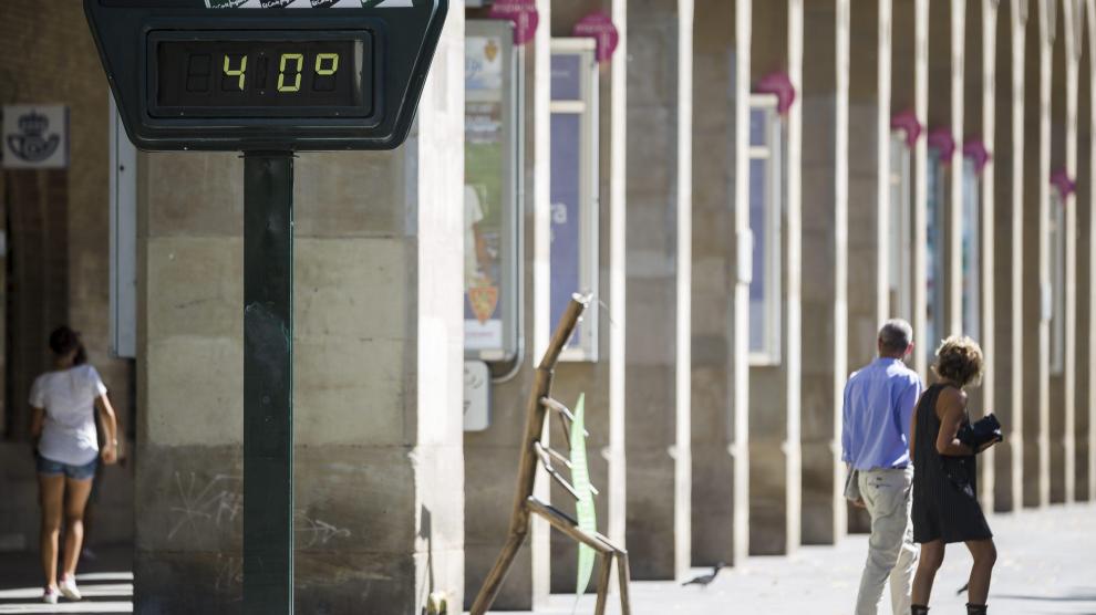 El termómetro marca 40 grados en Zaragoza en una foto de archivo