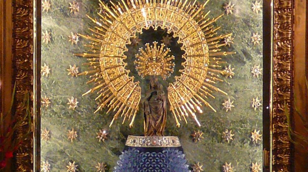 La Virgen del Pilar luce un manto formado por más de 1.500 papeles este lunes