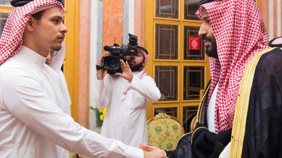 El príncipe Mohamed bin Salman -derecha- recibió este martes a un hijo de Jamal Khashoggi en Riad