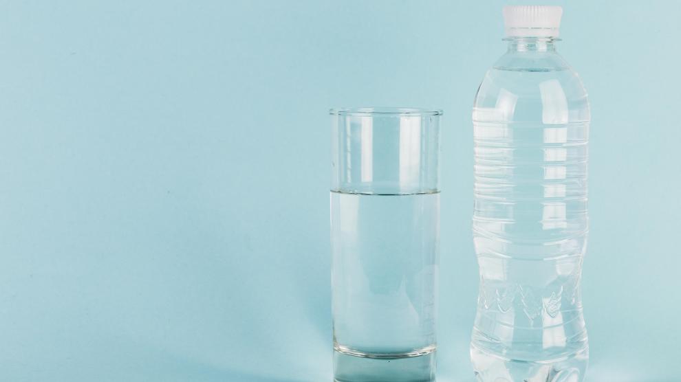Hay expertos que recomiendan beber entre 2 y 2,5 litros de agua al día.
