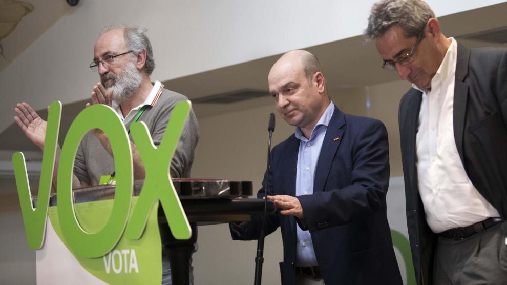 El presidente de Vox Zaragoza, Santiago Morón, en el centro del atril