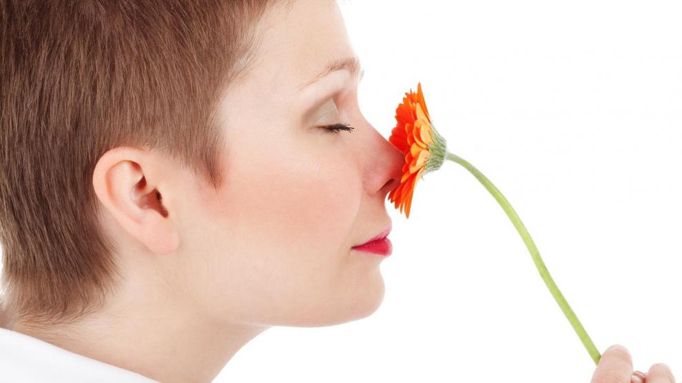 El mal sentido del olfato se conoce como un signo temprano de la enfermedad de Parkinson.