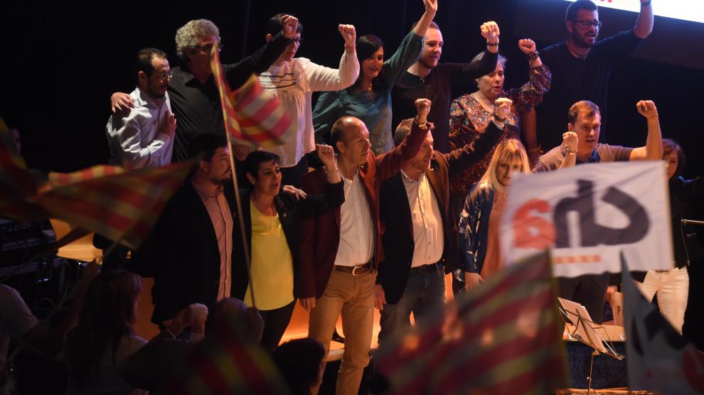 Los candidatos de CHA a las alcaldías aragonesas y al Gobierno autonómico, coreando "Canto a la libertad" de Labordeta, al finalizar el mitin